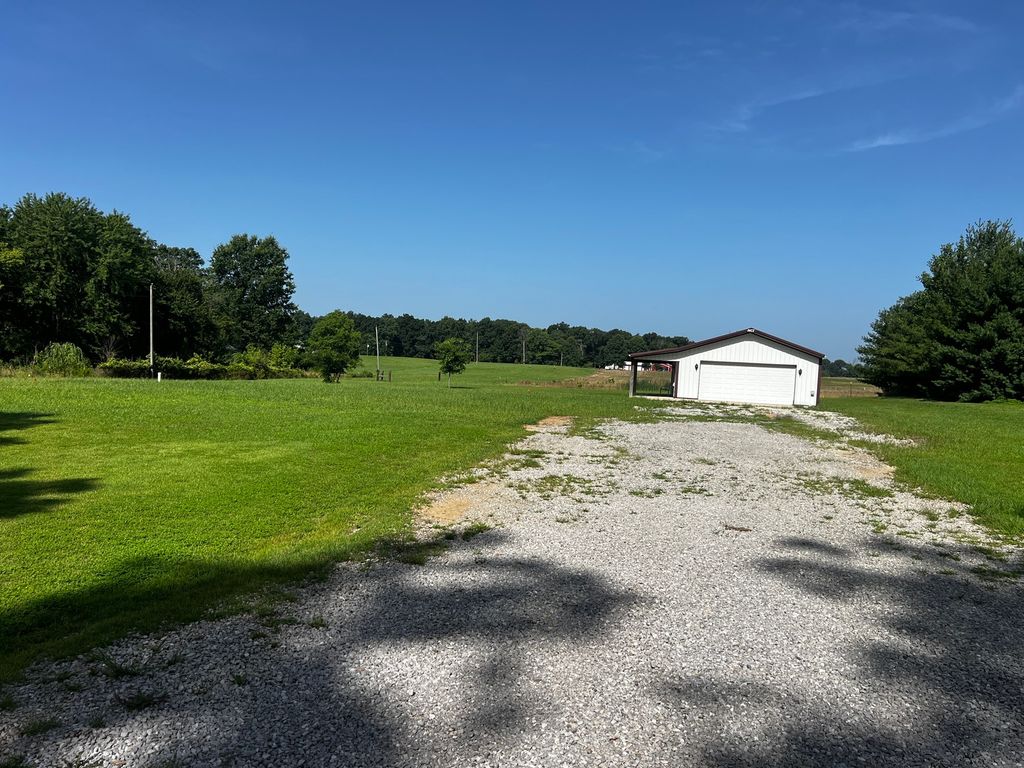 Image 1 of property listing at 10261 N Puckett Lane, Mt Vernon, IL 62864