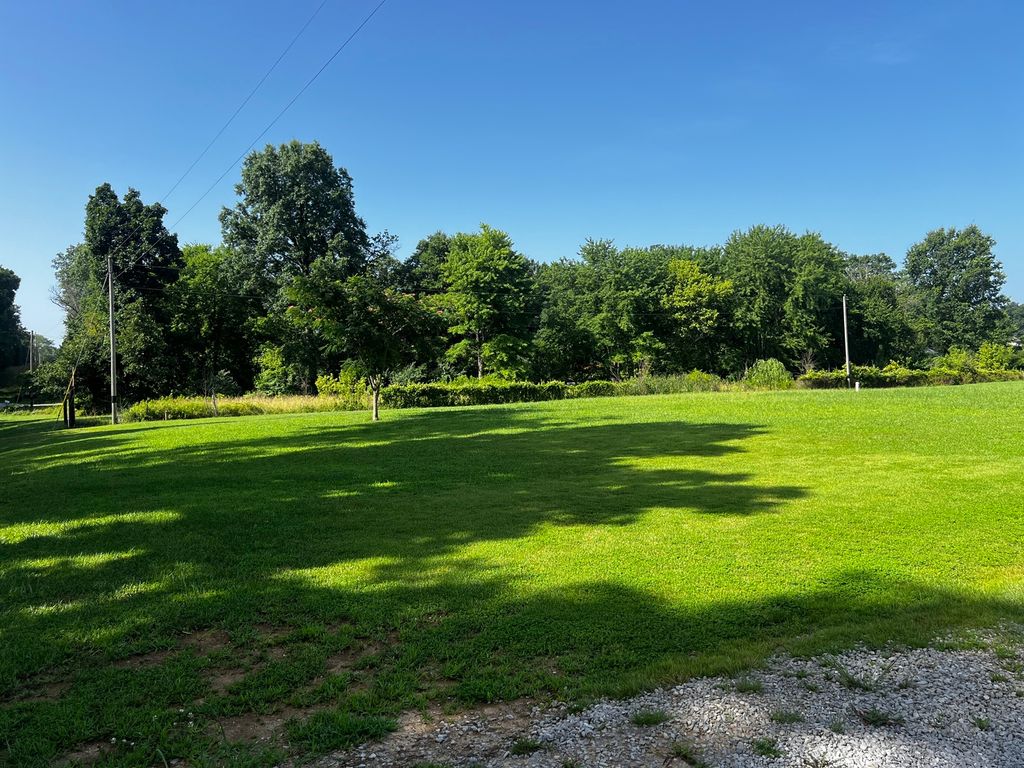 Image 2 of property listing at 10261 N Puckett Lane, Mt Vernon, IL 62864