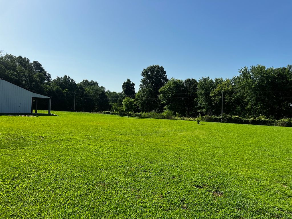 Image 11 of property listing at 10261 N Puckett Lane, Mt Vernon, IL 62864