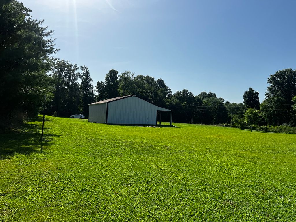 Image 12 of property listing at 10261 N Puckett Lane, Mt Vernon, IL 62864