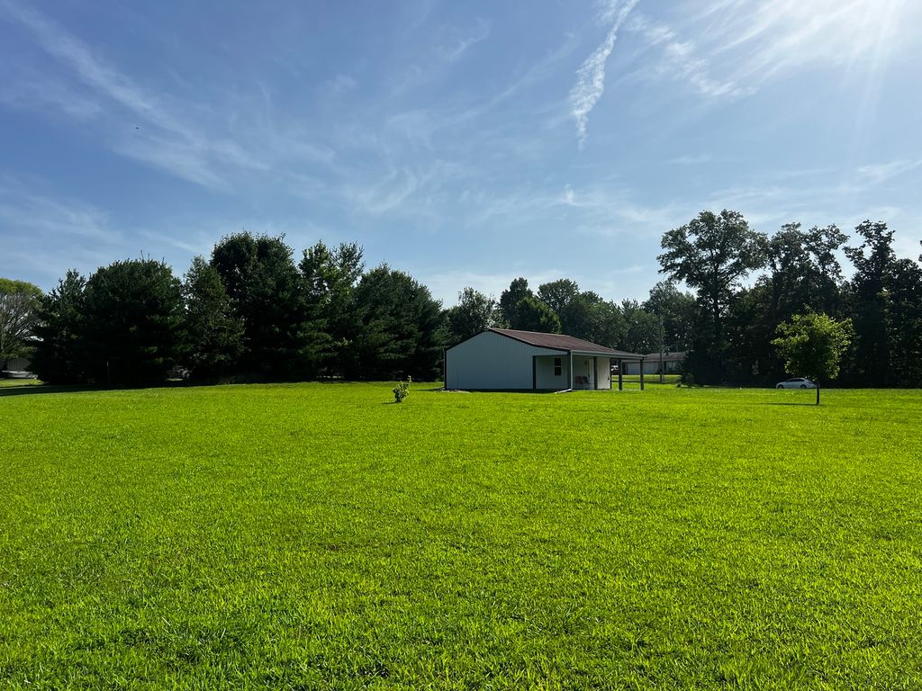 Image 13 of property listing at 10261 N Puckett Lane, Mt Vernon, IL 62864