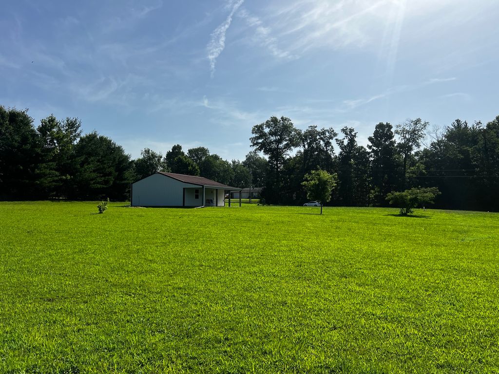 Image 14 of property listing at 10261 N Puckett Lane, Mt Vernon, IL 62864