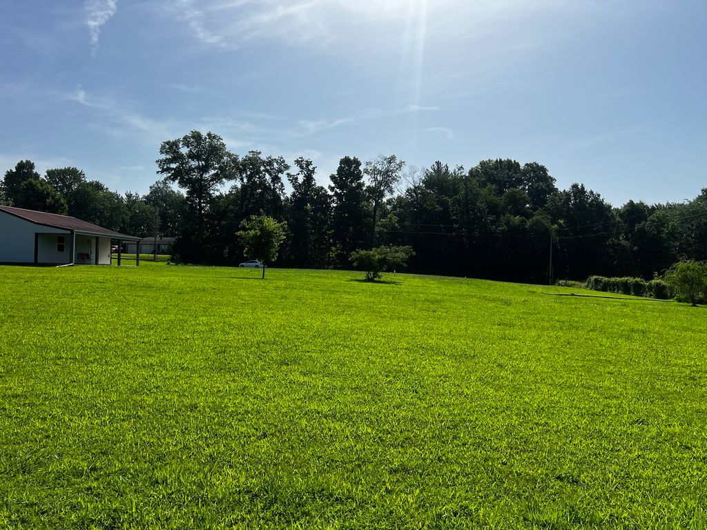Image 15 of property listing at 10261 N Puckett Lane, Mt Vernon, IL 62864