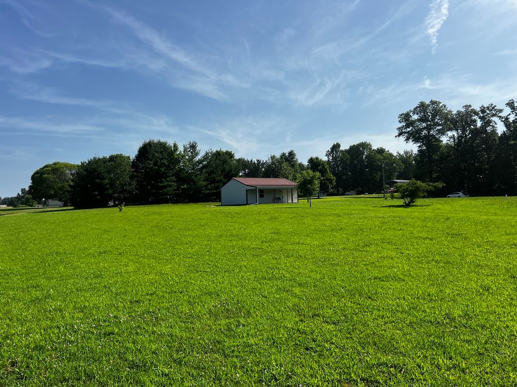 Image 16 of property listing at 10261 N Puckett Lane, Mt Vernon, IL 62864