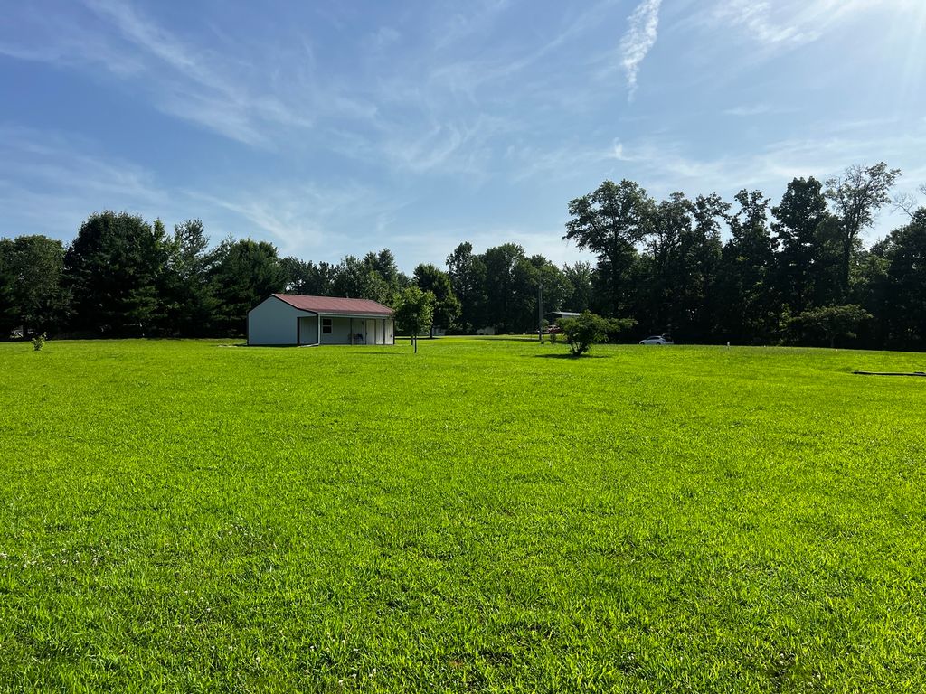 Image 17 of property listing at 10261 N Puckett Lane, Mt Vernon, IL 62864