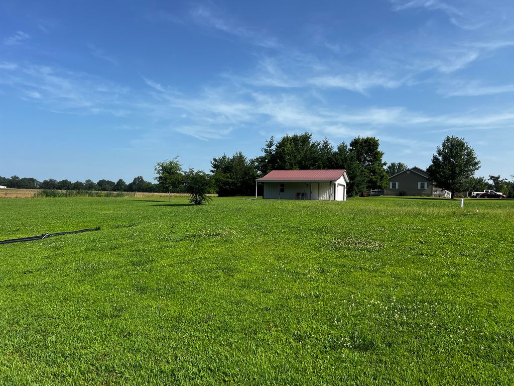 Image 20 of property listing at 10261 N Puckett Lane, Mt Vernon, IL 62864