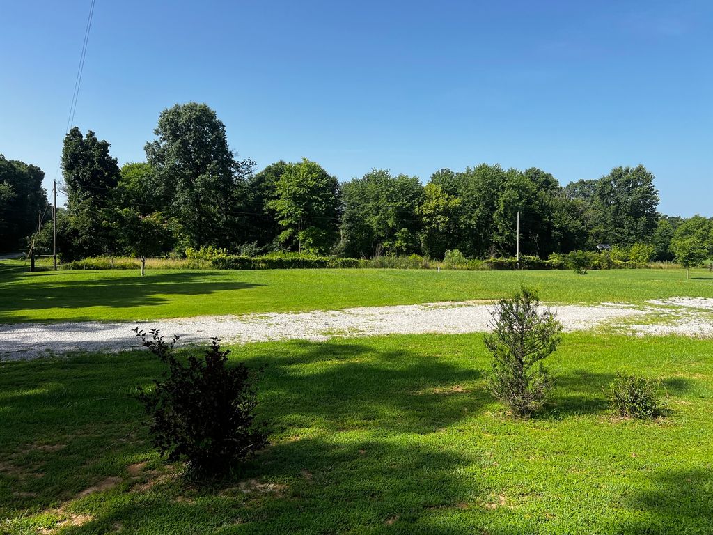 Image 3 of property listing at 10261 N Puckett Lane, Mt Vernon, IL 62864