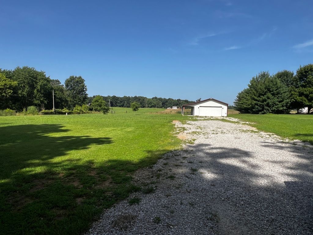Image 27 of property listing at 10261 N Puckett Lane, Mt Vernon, IL 62864