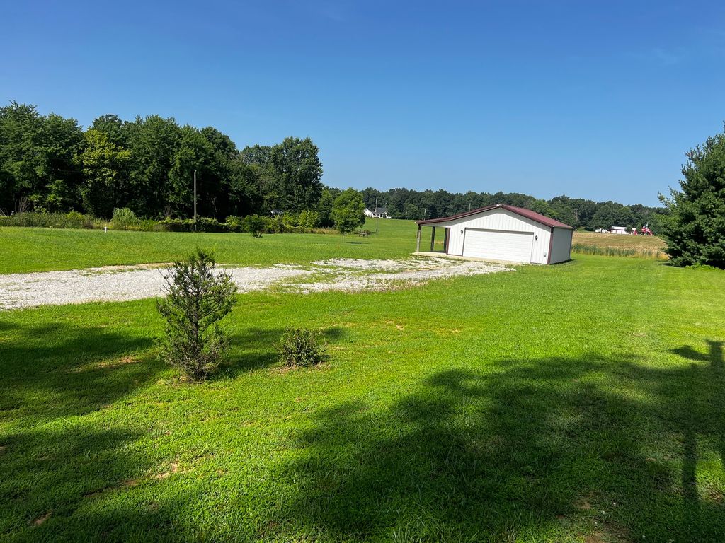 Image 4 of property listing at 10261 N Puckett Lane, Mt Vernon, IL 62864