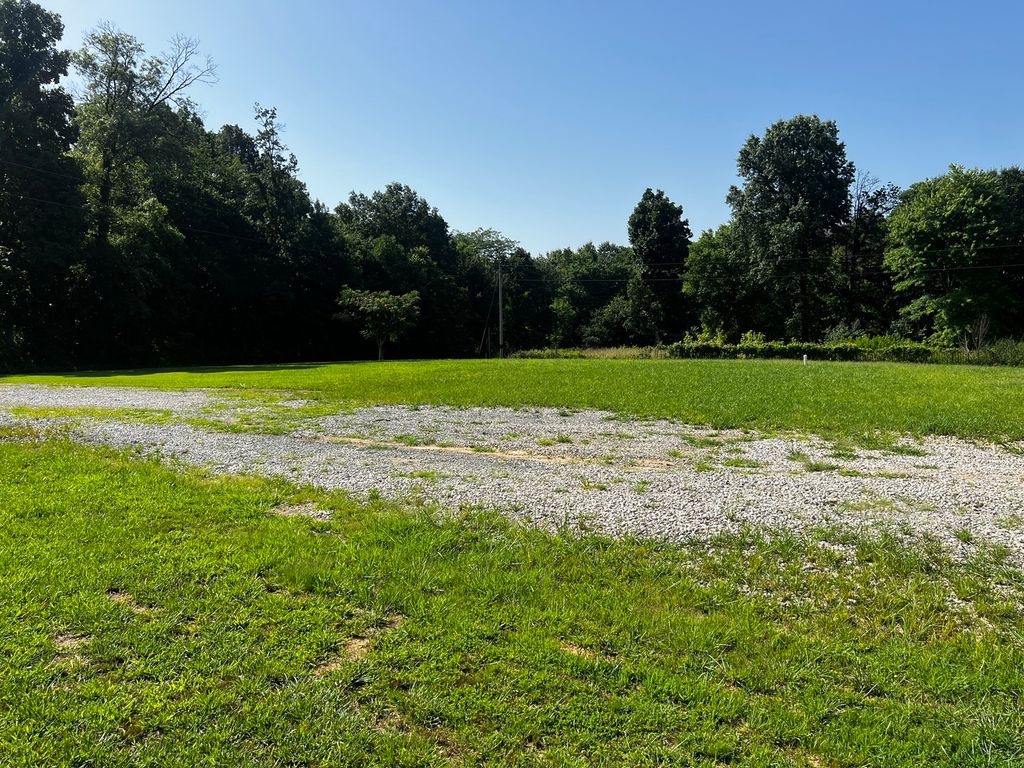 Image 5 of property listing at 10261 N Puckett Lane, Mt Vernon, IL 62864