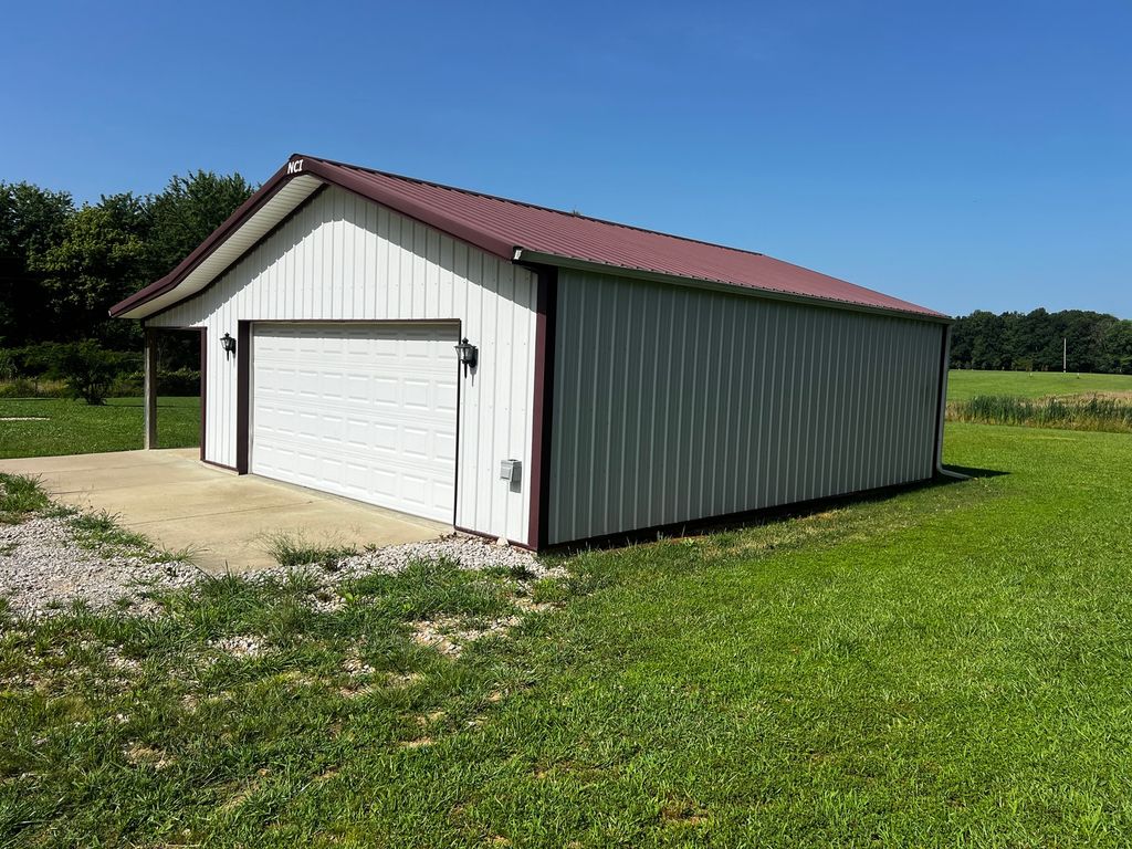 Image 6 of property listing at 10261 N Puckett Lane, Mt Vernon, IL 62864