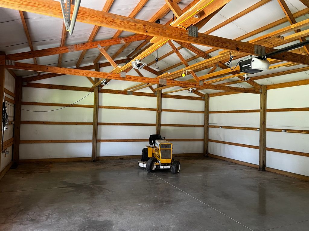 Image 8 of property listing at 10261 N Puckett Lane, Mt Vernon, IL 62864