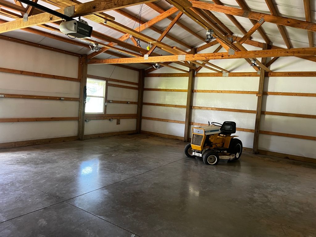 Image 9 of property listing at 10261 N Puckett Lane, Mt Vernon, IL 62864