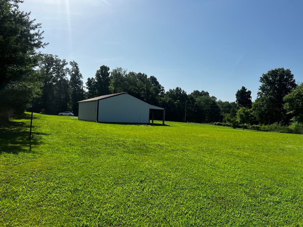 Image 10 of property listing at 10261 N Puckett Lane, Mt Vernon, IL 62864