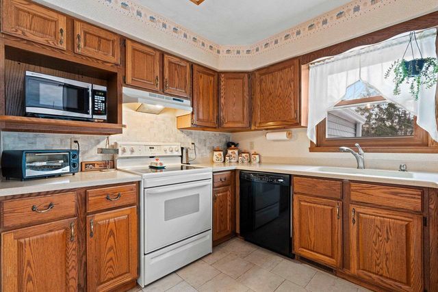 2911 RIDGEWAY DRIVE, Neenah, WI 54956