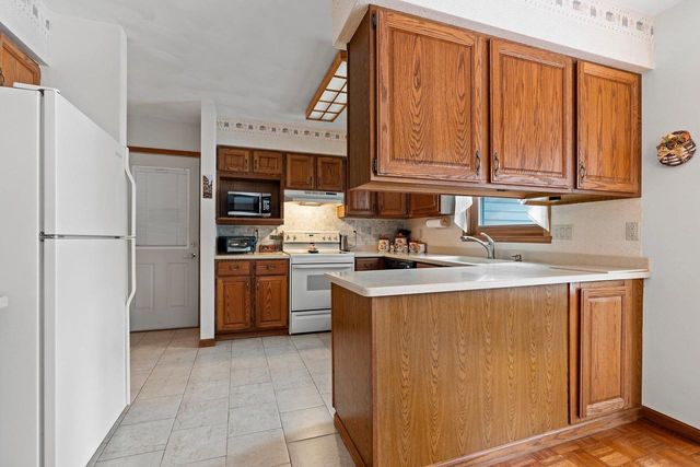 2911 RIDGEWAY DRIVE, Neenah, WI 54956