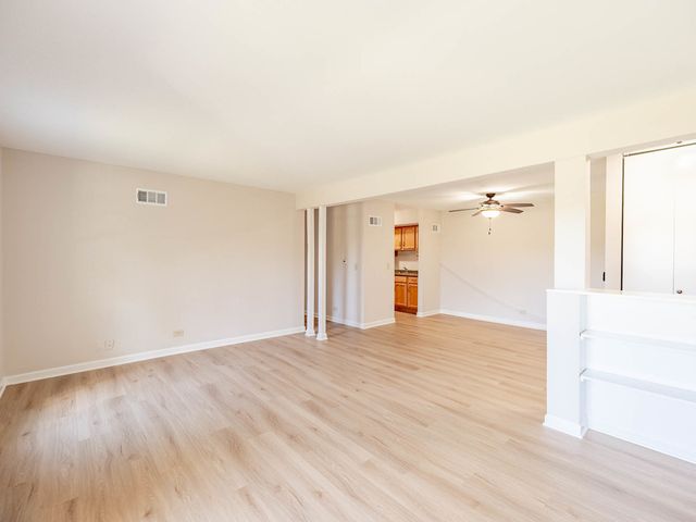 530 Shorely Drive 104, Barrington, IL 60010