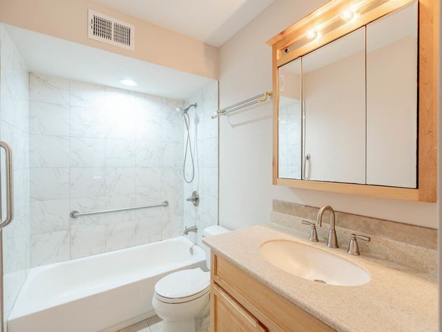 530 Shorely Drive 104, Barrington, IL 60010