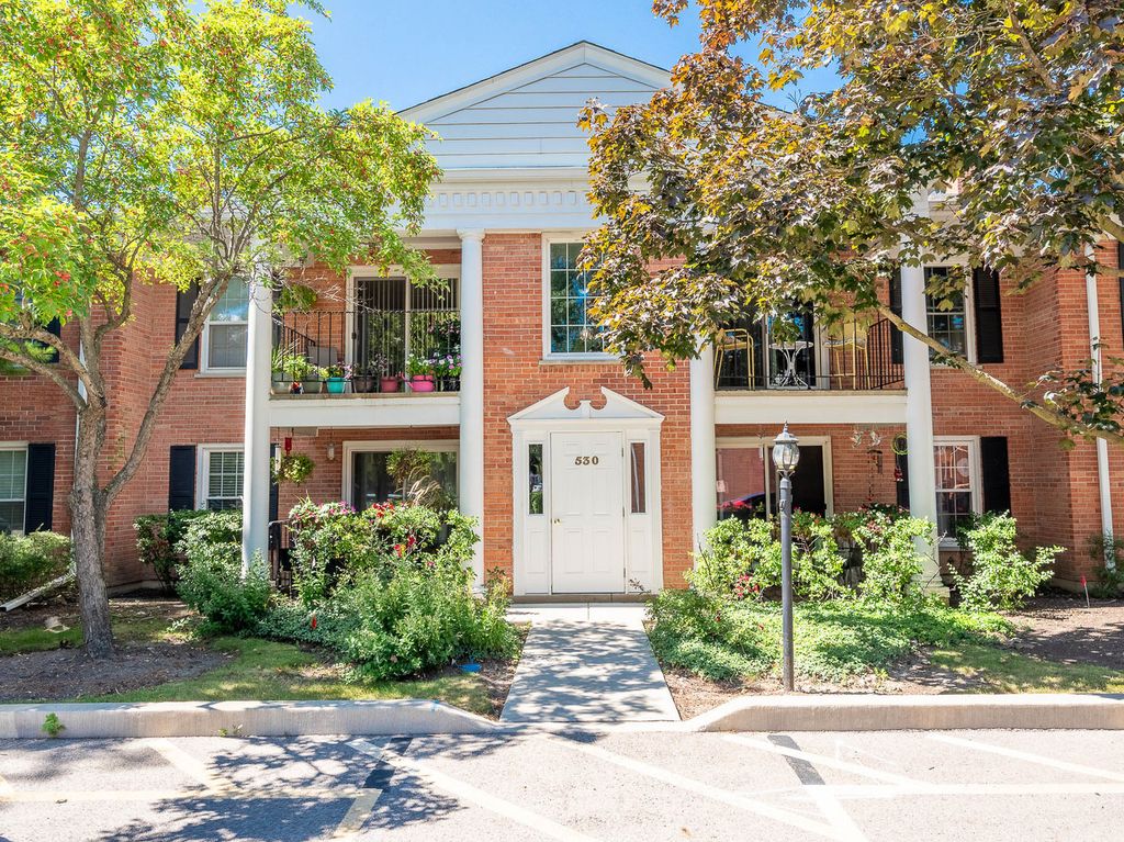 530 Shorely Drive 104, Barrington, IL 60010