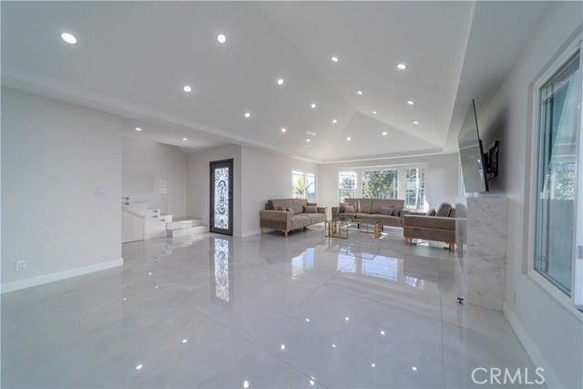 902 E WALNUT Avenue, Burbank, CA 91501