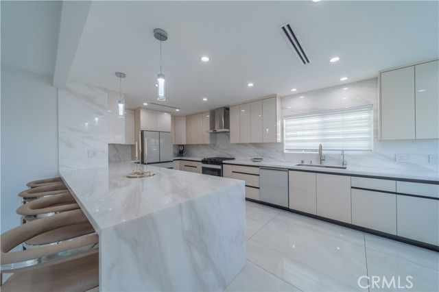 902 E WALNUT Avenue, Burbank, CA 91501