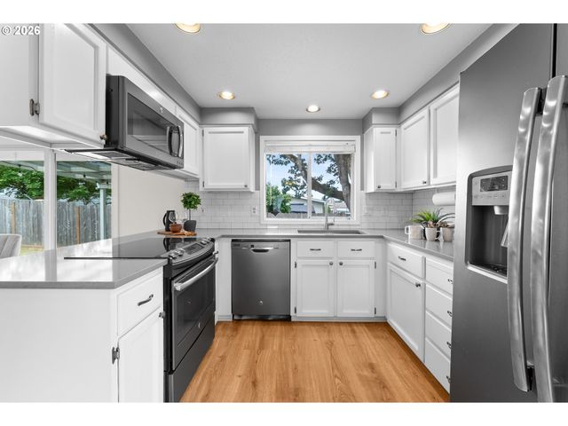 17527 Sw MCKNIGHT Ln, Beaverton, OR 97006