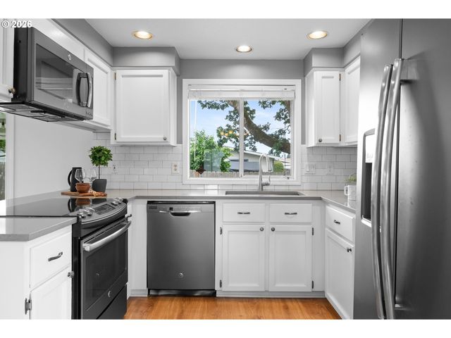17527 Sw MCKNIGHT Ln, Beaverton, OR 97006