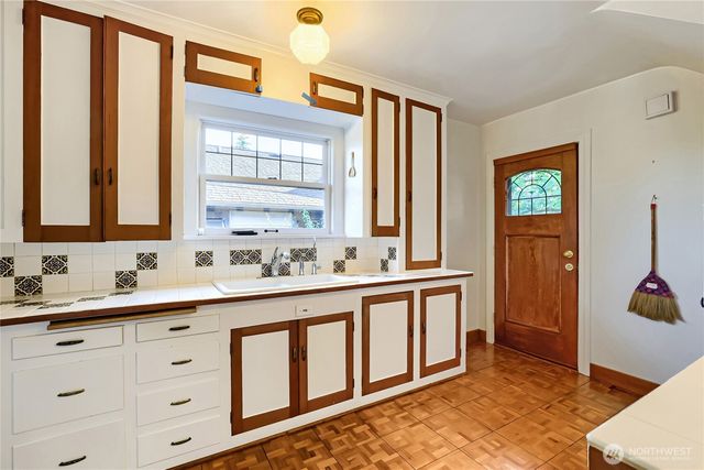 8042 18th Avenue NE, Seattle, WA 98115