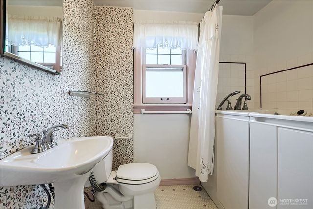 8042 18th Avenue NE, Seattle, WA 98115