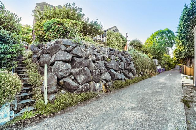 8042 18th Avenue NE, Seattle, WA 98115