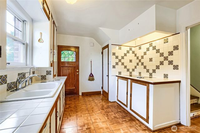 8042 18th Avenue NE, Seattle, WA 98115