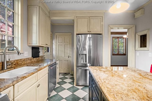 854 Edgewood Drive, Charleston, WV 25302