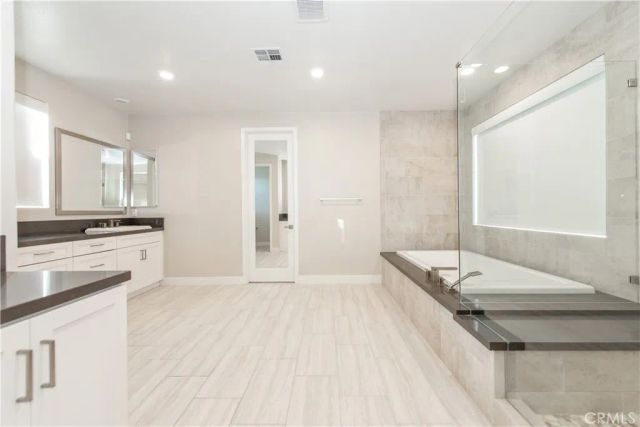 61 Einstein, Irvine, CA 92618