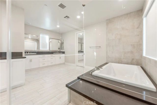 61 Einstein, Irvine, CA 92618