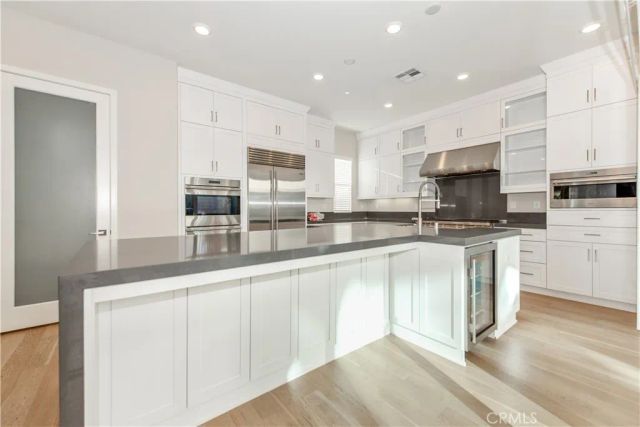 61 Einstein, Irvine, CA 92618