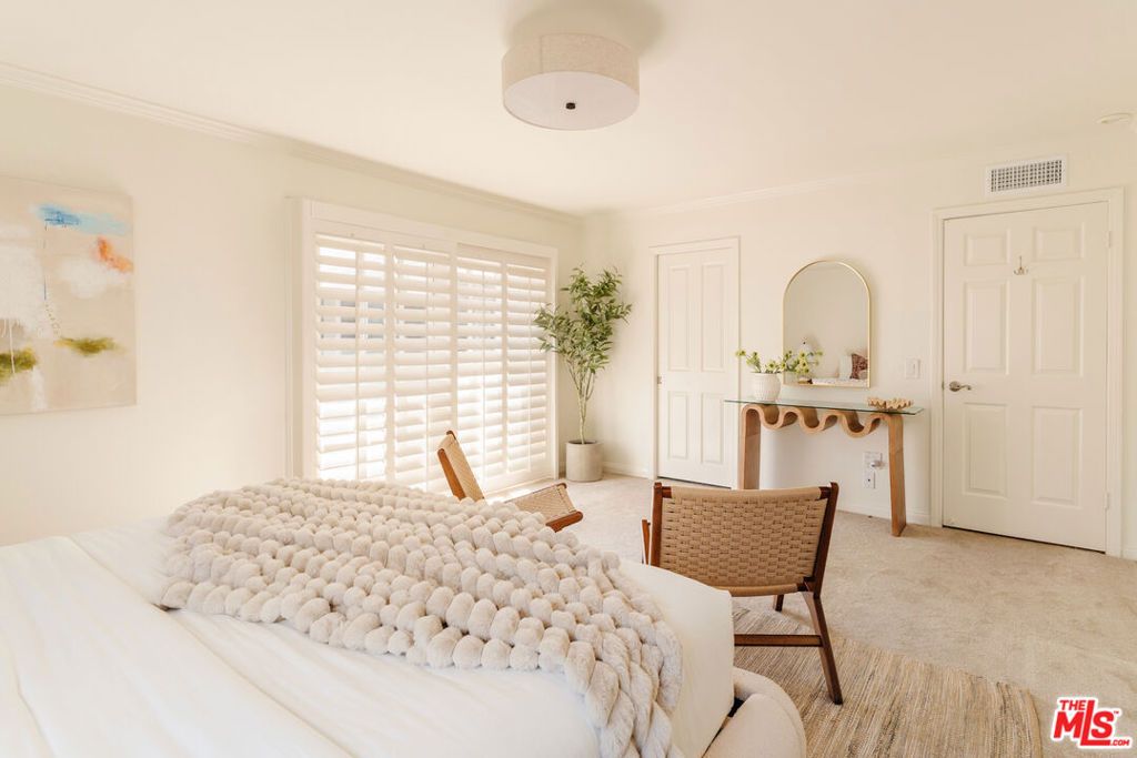 Image 37 of property listing at 9747 Babbitt Avenue, Northridge, CA 91325