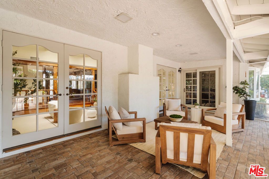 Image 52 of property listing at 9747 Babbitt Avenue, Northridge, CA 91325