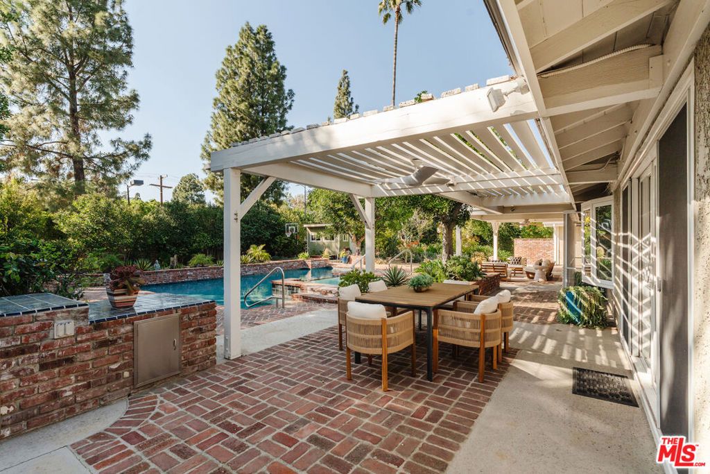 Image 8 of property listing at 9747 Babbitt Avenue, Northridge, CA 91325