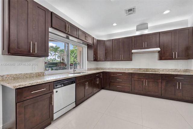 962 SW 93rd Ter, Plantation, FL 33324