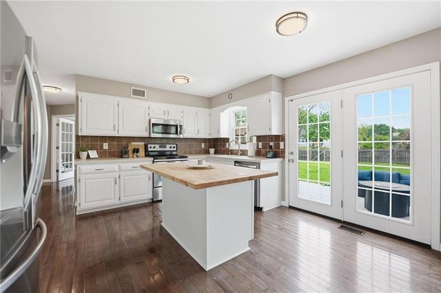 15107 W 83rd Terrace, Lenexa, KS 66219