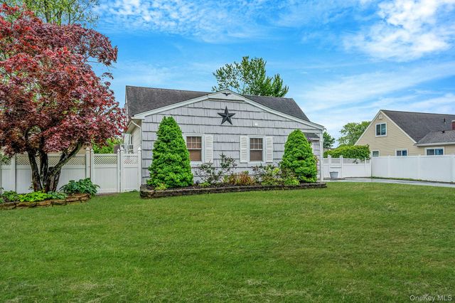 40 Mark Drive, Holbrook, NY 11741