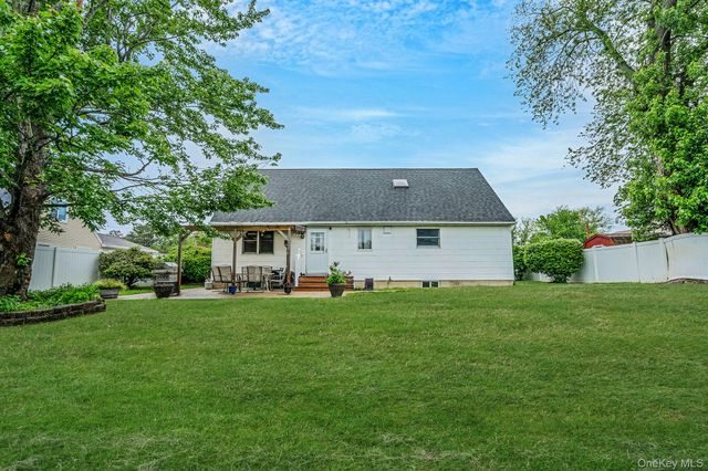 40 Mark Drive, Holbrook, NY 11741