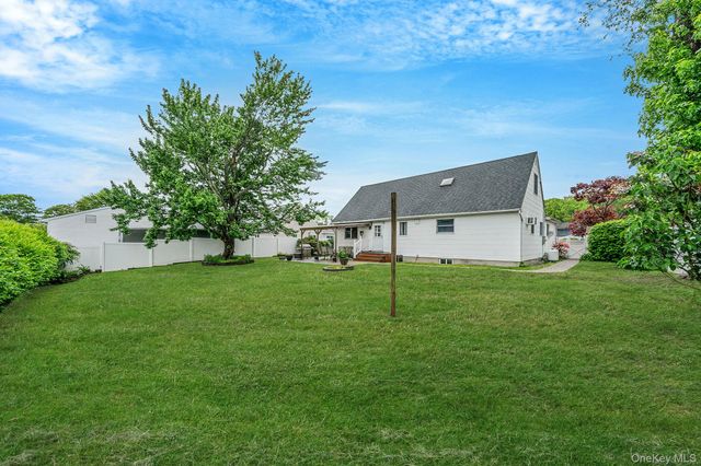40 Mark Drive, Holbrook, NY 11741