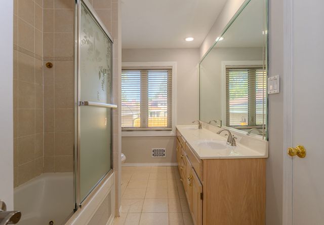 5639 N Manor Lane, Norwood Park, IL 60631