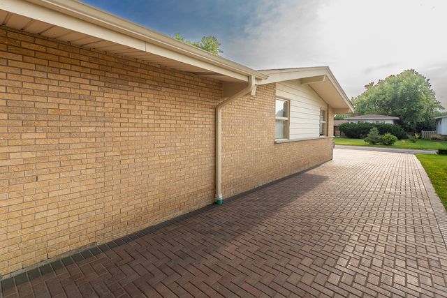 5639 N Manor Lane, Norwood Park, IL 60631