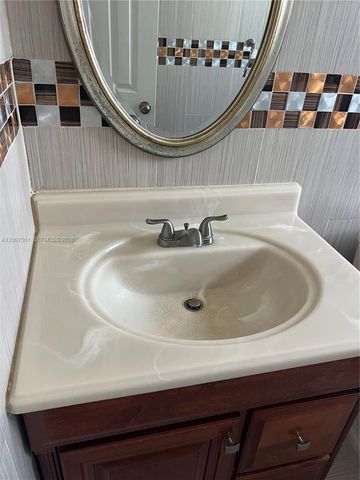 6805 NW 75th St, Tamarac, FL 33321