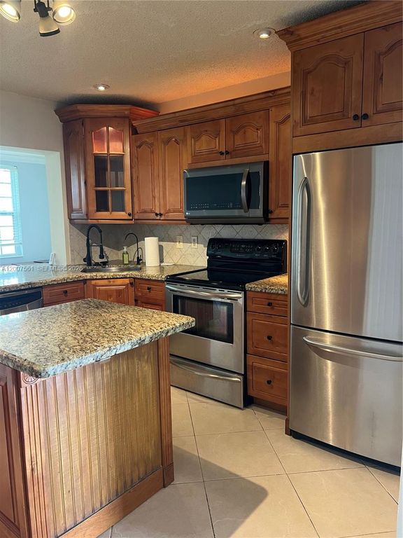 6805 NW 75th St, Tamarac, FL 33321