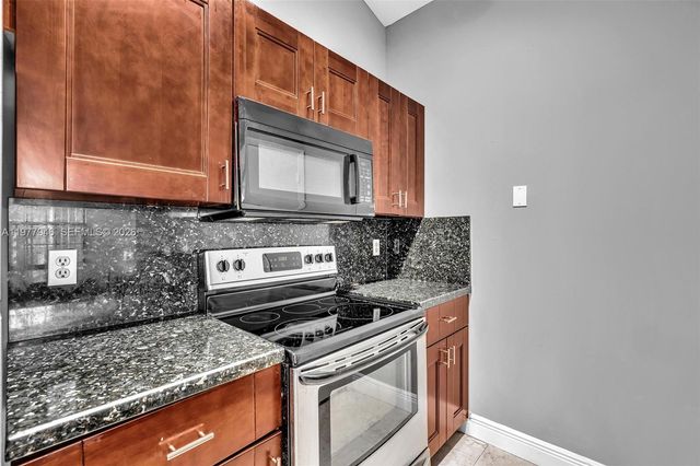 2881 N Oakland Forest Dr 212, Oakland Park, FL 33309