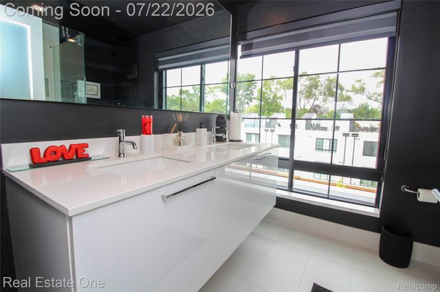 533 E Harrison Avenue 38, Royal Oak, MI 48067