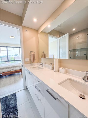 533 E Harrison Avenue 38, Royal Oak, MI 48067